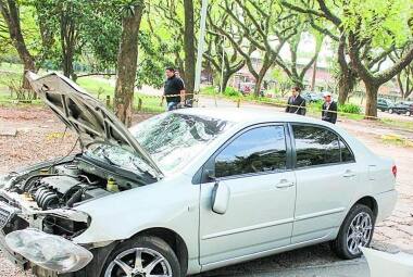Acidente. Toyota Corolla que atropelou cinco pessoas na USP invadiu a calçada e bateu numa árvore