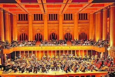Osesp. Ao todo, 155 músicos compõem a orquestra, entre brasileiros, norte-americanos, suíços, etc