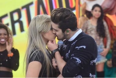 Luan Santana beijou a bailarina após provocação do apresentador