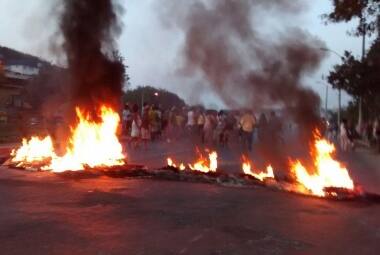 Manifestantes atearam fogo em madeiras e pneus para protestar