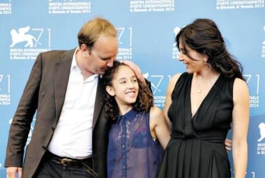 Xavier Beauvois com as atrizes Seli Gmach e Nadine Labak