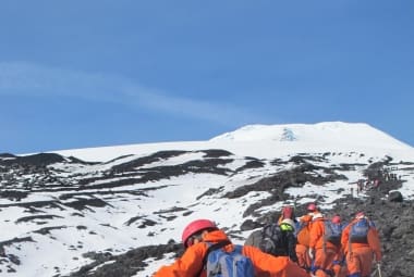 Aventura. Trilha conduz turistas até a cratera do vulcão Villarrica
