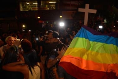 Manifestantes fazem beijaço contra homofobia após agressão de jovens em bar
