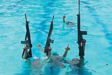 Exibidos. Os traficantes aparecem dentro da piscina da vila olímpica, provocando os rivais