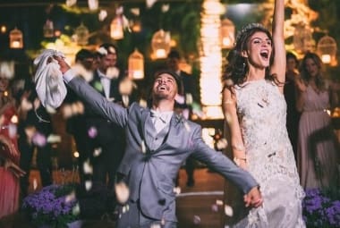O cantor Junior Lima e a modelo Monica Benini se casaram no sábado