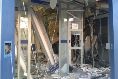 Agência da Caixa Econômica no em Dores do Indaiá ficou danificada com a explosão 