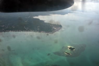 Vista da costa onde estão sendo feitas as buscas pelo AirAsia