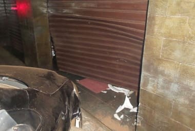 Carro danificou porta de aço de imóvel