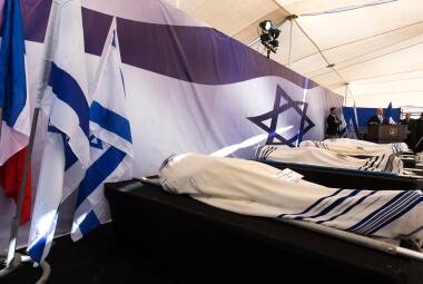 Corpos dos judeus, vítimas de ato terrorista a um mercado em Paris, são velados nesta terça-feira (13)
