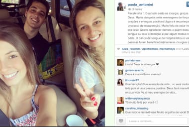 Modelo postou foto com dois amigos comemorando saída do hospital 