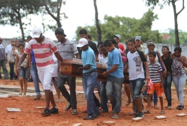 Corpo do adolescente e do tio são enterrados no cemitério da Cachoeira em Betim na Grande BH