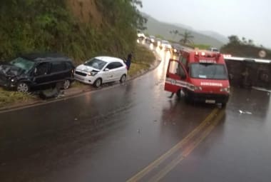 Três pessoas ficaram feridas em um acidente na BR-356, em Itabirito, no momento da chuva 
