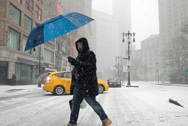 Manhattan. Homem caminha no centro da cidade vizinha à Nova York: são esperados 90 cm de neve