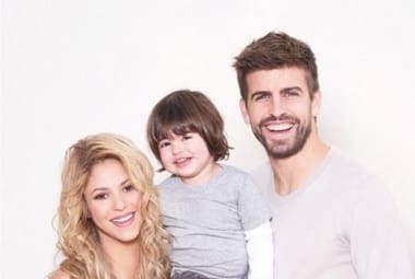 Grávida de seu segundo filho,  Shakira postou foto fofa com o primogênito, Milan, e o marido, Piqué