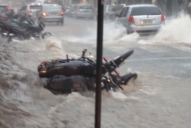 Chuva alaga avenidas de Pará de Minas e derruba motos 