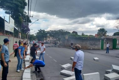 Contra instalação de ciclovia, moradores fecharam avenida do Barreiro