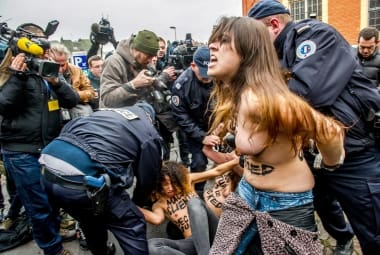Três ativistas do grupo feminista Femen protestaram nesta terça-feira (10) na frente do tribunal de Lille, na França