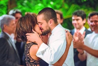 União. Casal se beija após a proposta, durante a festa de inauguração do food truck de Amanda