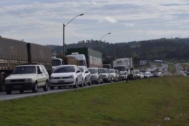 Congestionamento na BR-381, entre Betim e Igarapé, durante manifestação 
