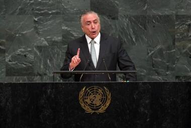 Brazil's President Michel Temer (C) arrives to address the 72nd session of the United Nations General Assembly at the UN headquarters in New York on September 19, 2017.  / AFP PHOTO / TIMOTHY A. CLARY
