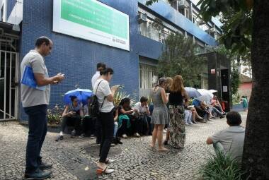 Viajantes encaravam longas filas na sede da Anvisa em Belo Horizonte