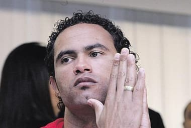 Aos 27 anos, ex-jogador do Flamengo limpa presídio e recebe um benefício de R$ 408,75
