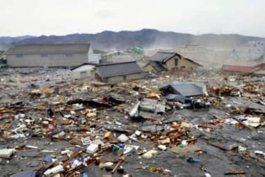 Um terremoto de magnitude 9 na escala de Richter atingiu a costa nordeste da ilha de Honshu, a mais povoada do arquipélago do Japão, deixando mais de 18 mil mortos ou desaparecidos.