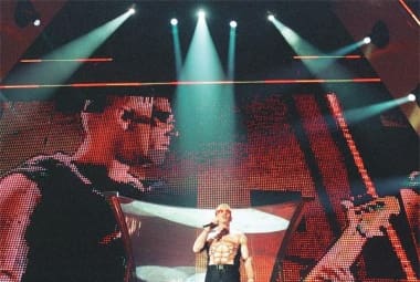Lançado em DVD "Live from Mexico City", da turnê PopMart, a mesma que trouxe a banda irlandesa pela primeira vez ao Brasil, em 1998
