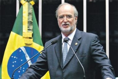 Eduardo Azeredo renunciou ao mandato de deputado federal e perdeu o foro privilegiado