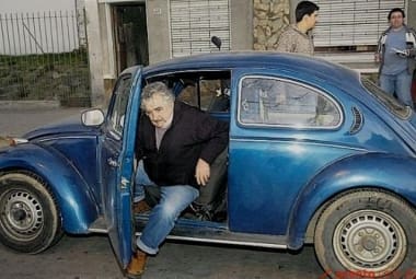 José Pepe Mujica usa um velho Fusca Azul para se transportar