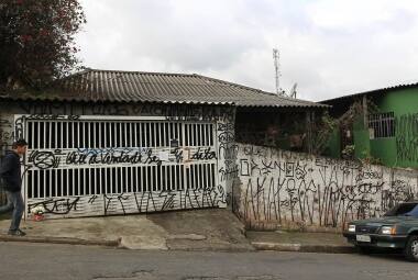 Pichação na fachada da residência onde família Pesseghini, foram encontrados mortos na Brasilândia/SP
