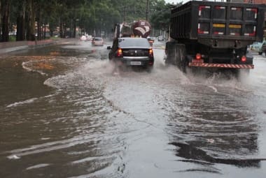 A cidade de São Paulo ficou por quase duas horas em estado de atenção para alagamentos na madrugada desta segunda-feira (26) devido uma forte chuva