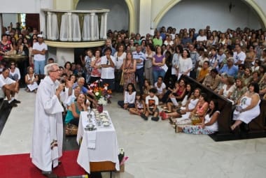 Missa dominical do Frei Claudio na paroquia do Carmo estava lotada, com pessoas sentadas no chão