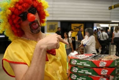 Policiais Federais entregam pizza no aeroporto de Confins, como forma de protesto contra más condições de trabalho nos terminais; manifestação também aconteceu em vários aeroportos do país