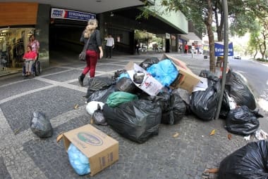 Sacolas de lixo acumuladas nas ruas de Belo Horizonte pela paralisação de coleta