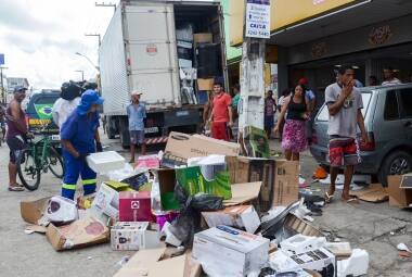 A cidade de Recife (PE) viveu momentos de tensão nesta quinta-feira (15) durante a greve dos militares