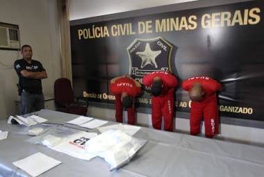 Trio foi preso com 12 tabletes de cocaína no bairro Novo Progresso