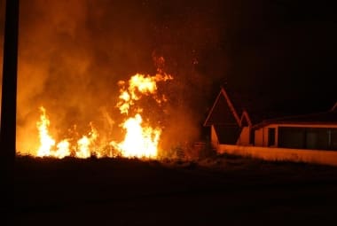 Bombeiros combatem incêndio no bairro Vila da Serra