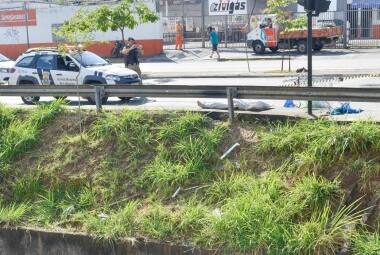 Cidades - Belo Horizonte - Minas GeraisMotociclista morre ao cai no Ribeirao Arrudas na Av. Dos AndradasFoto: Uarlen Valerio / O Tempo -   25.01.2015