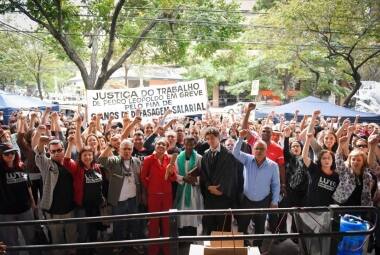 Servidores do Judiciario encenam Casamento entre Dilma Ducheff e Enrolandowski em protesto contra a demora em reajustar os salarios da categoria