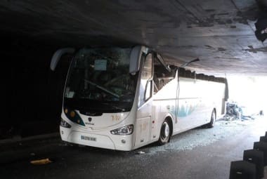 Ônibus tem teto arrancado ao tentar passar em túnel