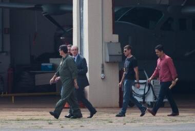 Eduardo Cunha embarca para Curitiba no meio da tarde desta quarta-feira (19)